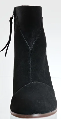 Heels><noscript><img width=