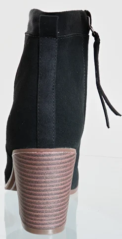 Heels><noscript><img width=